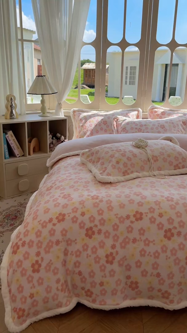 91家纺网 家纺一手货源 找家纺 Mata蔓塔家 2025新款小清新牛奶绒雕花兔毛绒包边四件套 繁花朵朵