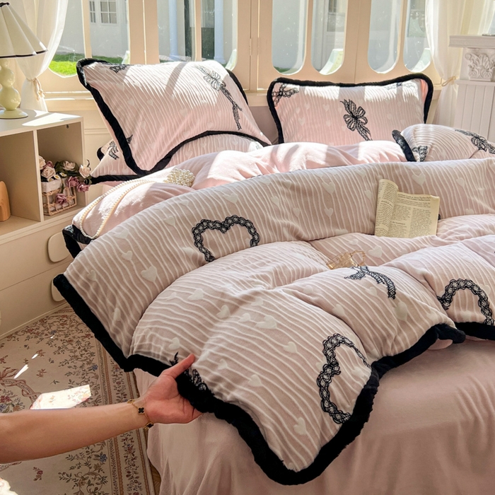 91家纺网 家纺一手货源 找家纺 Mata蔓塔家 2025新款小清新牛奶绒雕花兔毛绒包边四件套 蕾丝公主