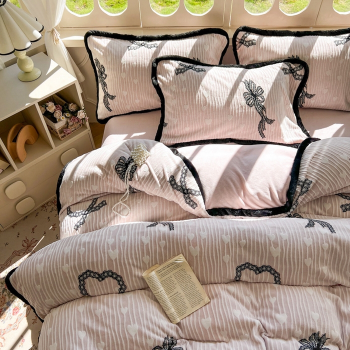 91家纺网 家纺一手货源 找家纺 Mata蔓塔家 2025新款小清新牛奶绒雕花兔毛绒包边四件套 蕾丝公主