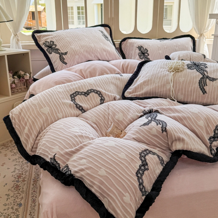 91家纺网 家纺一手货源 找家纺 Mata蔓塔家 2025新款小清新牛奶绒雕花兔毛绒包边四件套 蕾丝公主