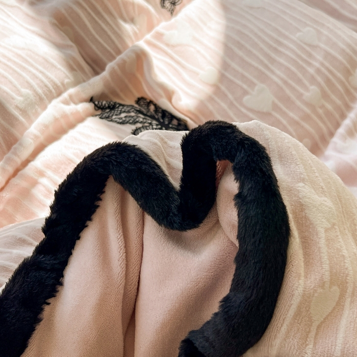 91家纺网 家纺一手货源 找家纺 Mata蔓塔家 2025新款小清新牛奶绒雕花兔毛绒包边四件套 蕾丝公主