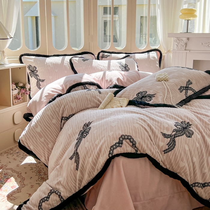 91家纺网 家纺一手货源 找家纺 Mata蔓塔家 2025新款小清新牛奶绒雕花兔毛绒包边四件套 蕾丝公主