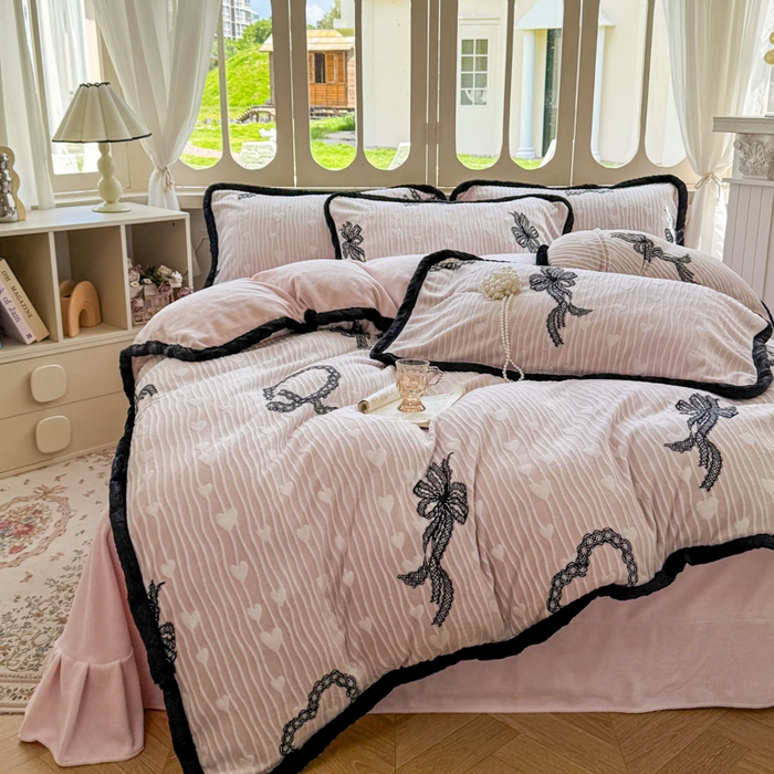 91家纺网 家纺一手货源 找家纺 Mata蔓塔家 2025新款小清新牛奶绒雕花兔毛绒包边四件套 蕾丝公主