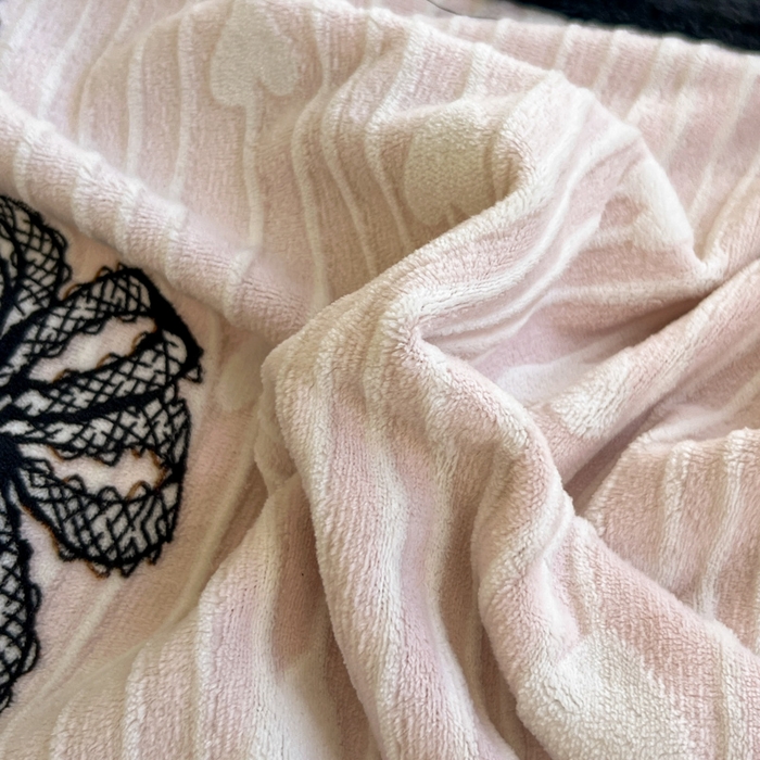 91家纺网 家纺一手货源 找家纺 Mata蔓塔家 2025新款小清新牛奶绒雕花兔毛绒包边四件套 蕾丝公主