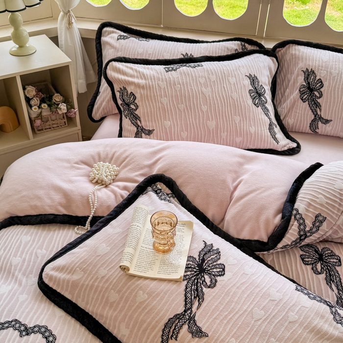 91家纺网 家纺一手货源 找家纺 Mata蔓塔家 2025新款小清新牛奶绒雕花兔毛绒包边四件套 蕾丝公主