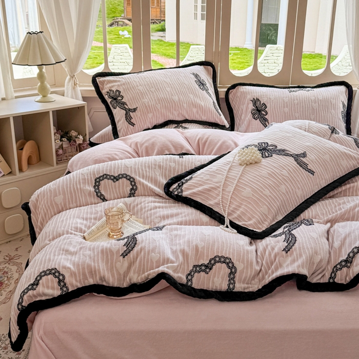 91家纺网 家纺一手货源 找家纺 Mata蔓塔家 2025新款小清新牛奶绒雕花兔毛绒包边四件套 蕾丝公主