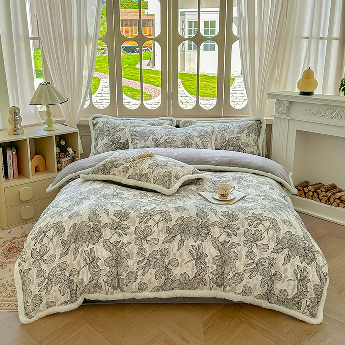 91家纺网 家纺一手货源 找家纺 Mata蔓塔家 2025新款小清新牛奶绒雕花兔毛绒包边四件套 墨花如梦