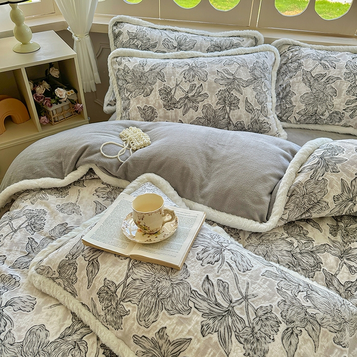 91家纺网 家纺一手货源 找家纺 Mata蔓塔家 2025新款小清新牛奶绒雕花兔毛绒包边四件套 墨花如梦