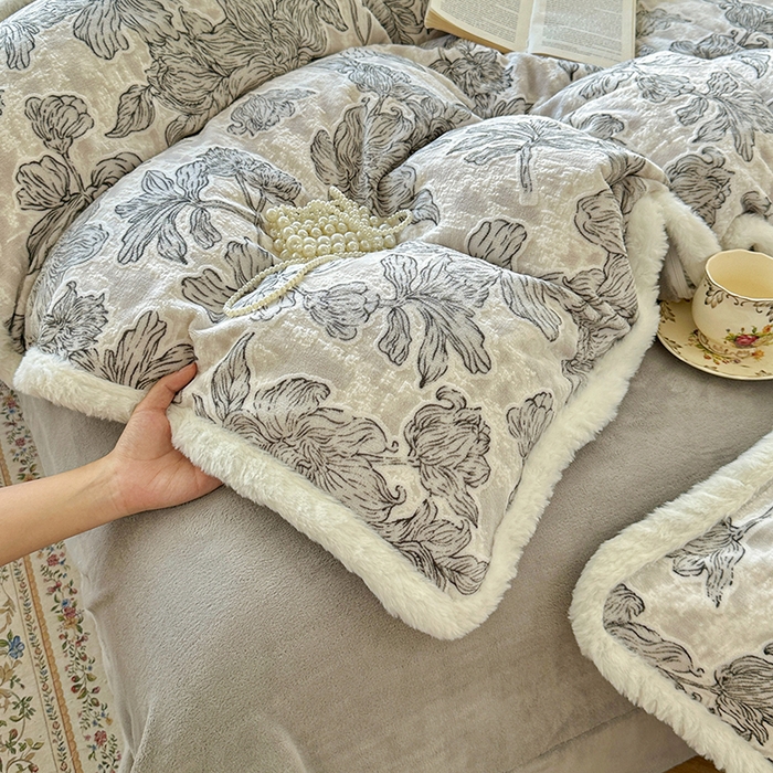 91家纺网 家纺一手货源 找家纺 Mata蔓塔家 2025新款小清新牛奶绒雕花兔毛绒包边四件套 墨花如梦