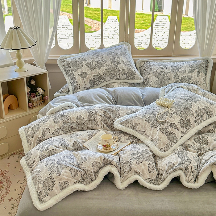 91家纺网 家纺一手货源 找家纺 Mata蔓塔家 2025新款小清新牛奶绒雕花兔毛绒包边四件套 墨花如梦