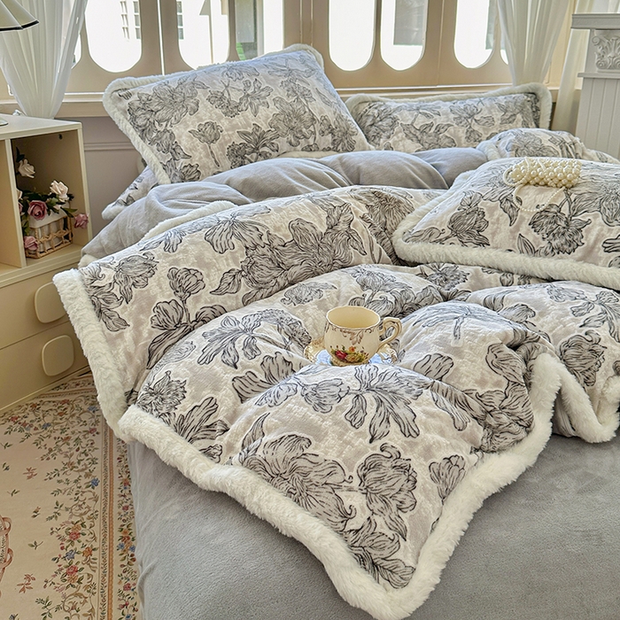 91家纺网 家纺一手货源 找家纺 Mata蔓塔家 2025新款小清新牛奶绒雕花兔毛绒包边四件套 墨花如梦