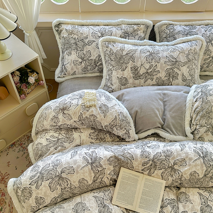 91家纺网 家纺一手货源 找家纺 Mata蔓塔家 2025新款小清新牛奶绒雕花兔毛绒包边四件套 墨花如梦