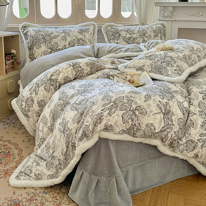 91家纺网 家纺一手货源 找家纺 Mata蔓塔家 2025新款小清新牛奶绒雕花兔毛绒包边四件套 墨花如梦