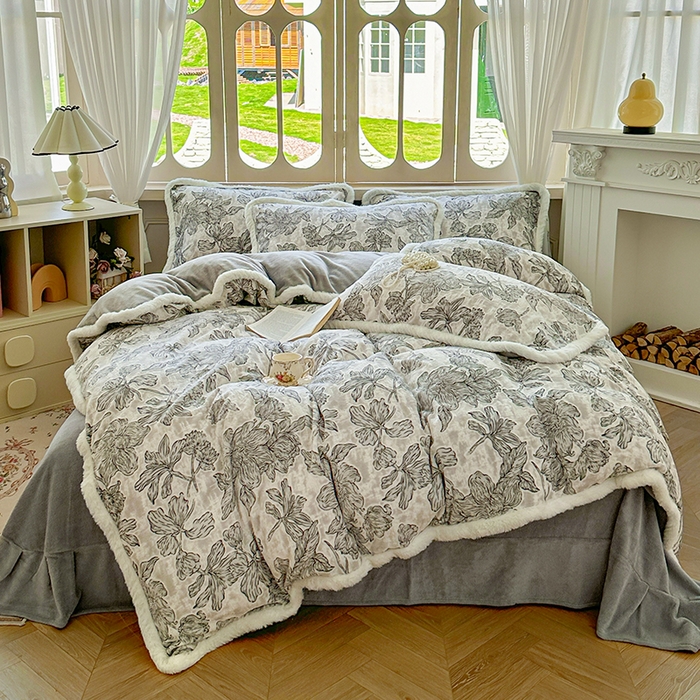 91家纺网 家纺一手货源 找家纺 Mata蔓塔家 2025新款小清新牛奶绒雕花兔毛绒包边四件套 墨花如梦