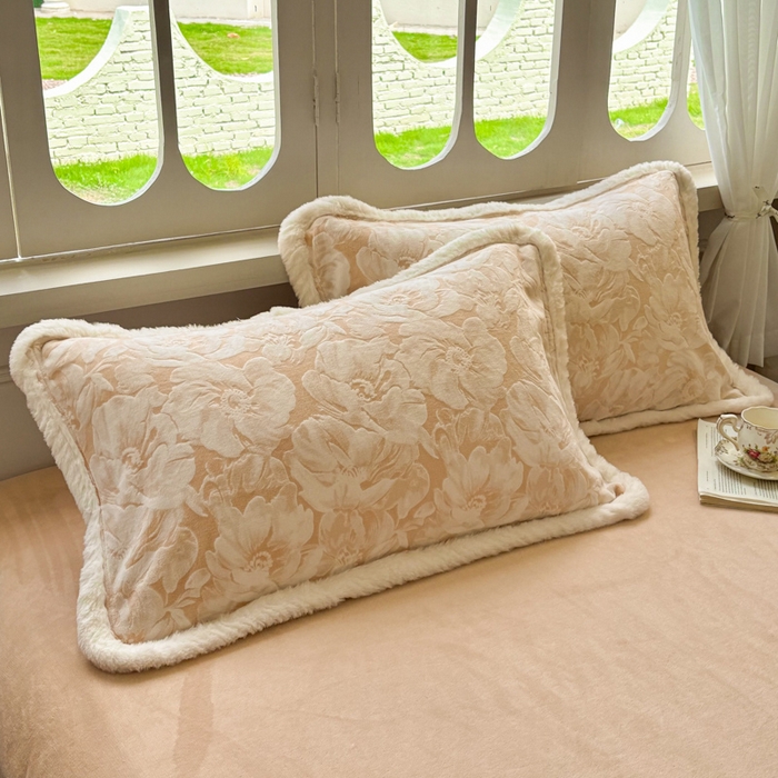 91家纺网 家纺一手货源 找家纺 Mata蔓塔家 2025新款小清新牛奶绒雕花兔毛绒包边四件套 暖杏花语