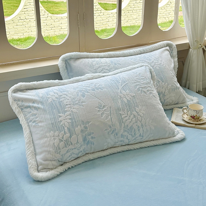 91家纺网 家纺一手货源 找家纺 Mata蔓塔家 2025新款小清新牛奶绒雕花兔毛绒包边四件套 浅蓝叶梦