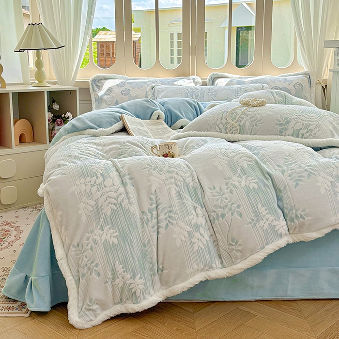 91家纺网 家纺一手货源 找家纺 Mata蔓塔家 2025新款小清新牛奶绒雕花兔毛绒包边四件套 浅蓝叶梦