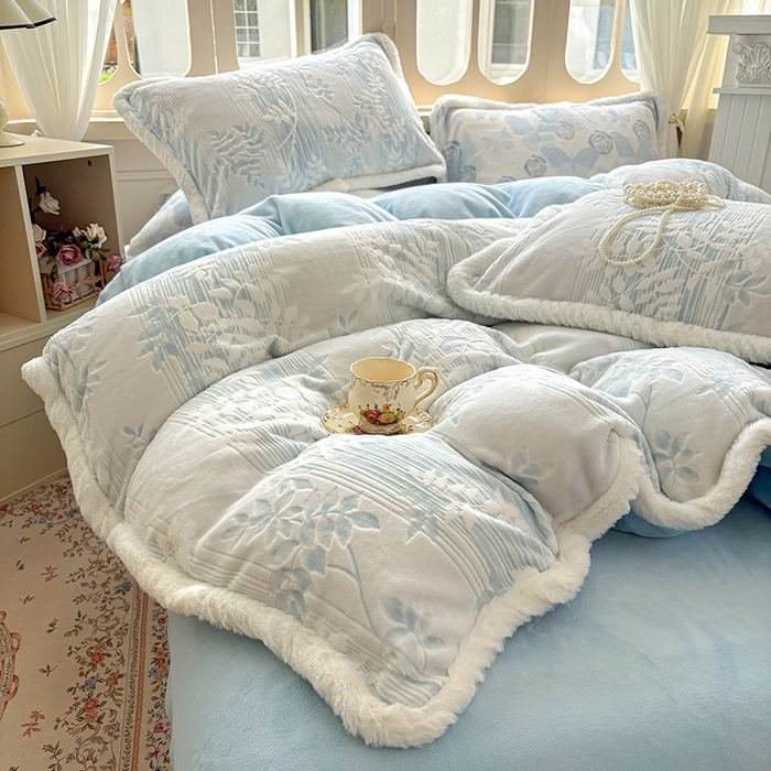 91家纺网 家纺一手货源 找家纺 Mata蔓塔家 2025新款小清新牛奶绒雕花兔毛绒包边四件套 浅蓝叶梦