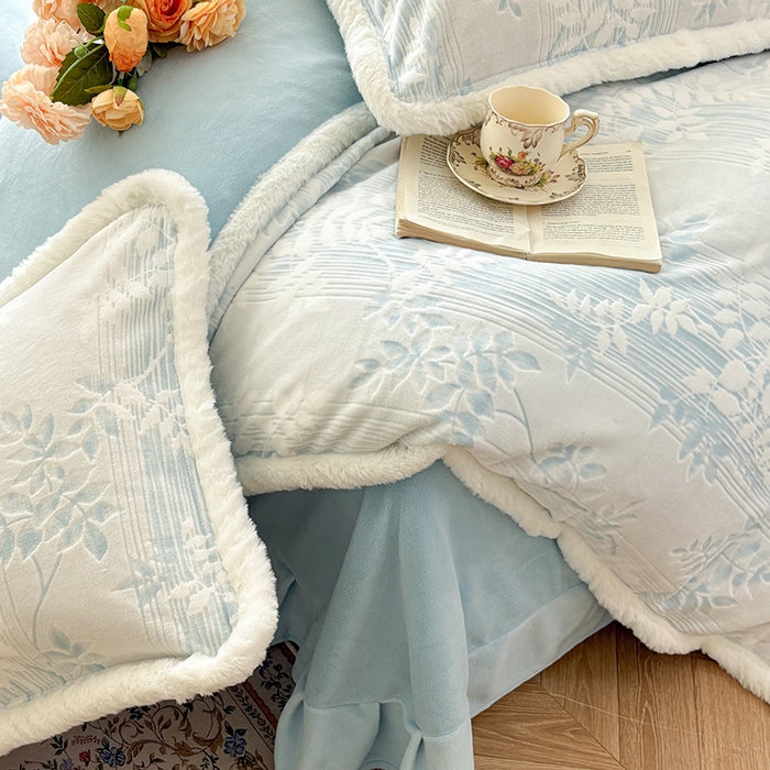 91家纺网 家纺一手货源 找家纺 Mata蔓塔家 2025新款小清新牛奶绒雕花兔毛绒包边四件套 浅蓝叶梦