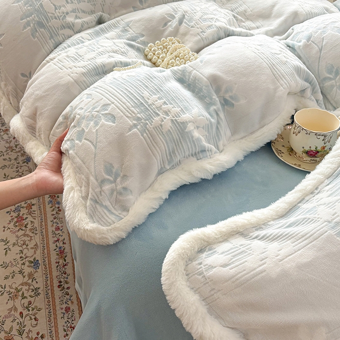 91家纺网 家纺一手货源 找家纺 Mata蔓塔家 2025新款小清新牛奶绒雕花兔毛绒包边四件套 浅蓝叶梦