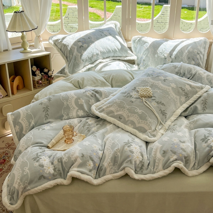 91家纺网 家纺一手货源 找家纺 Mata蔓塔家 2025新款小清新牛奶绒雕花兔毛绒包边四件套 且听风吟-浅绿