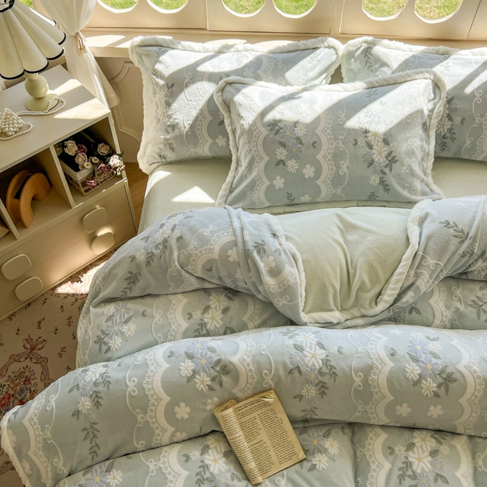 91家纺网 家纺一手货源 找家纺 Mata蔓塔家 2025新款小清新牛奶绒雕花兔毛绒包边四件套 且听风吟-浅绿