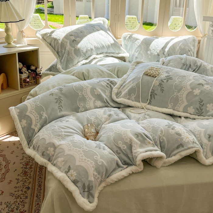 91家纺网 家纺一手货源 找家纺 Mata蔓塔家 2025新款小清新牛奶绒雕花兔毛绒包边四件套 且听风吟-浅绿