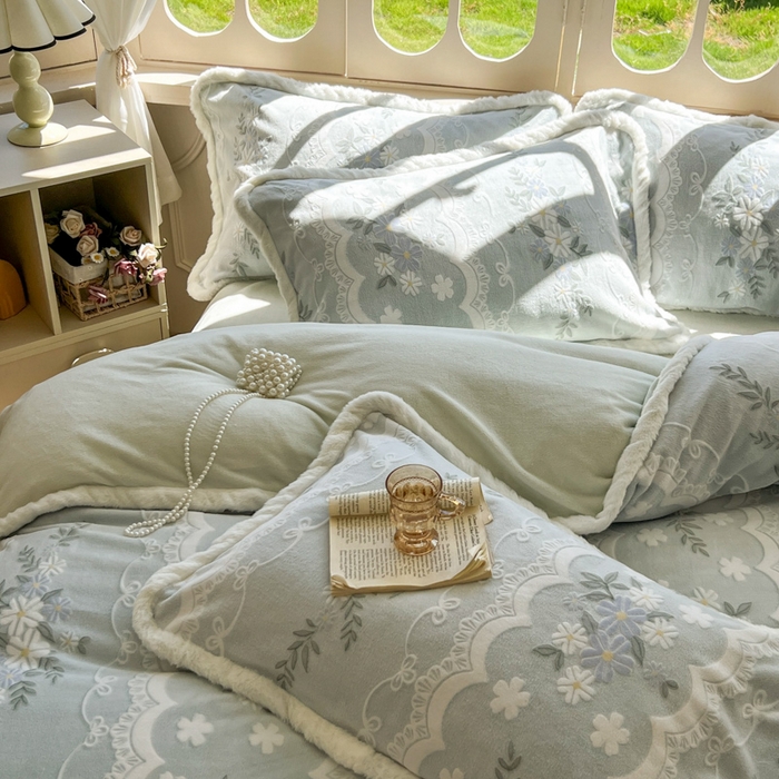91家纺网 家纺一手货源 找家纺 Mata蔓塔家 2025新款小清新牛奶绒雕花兔毛绒包边四件套 且听风吟-浅绿