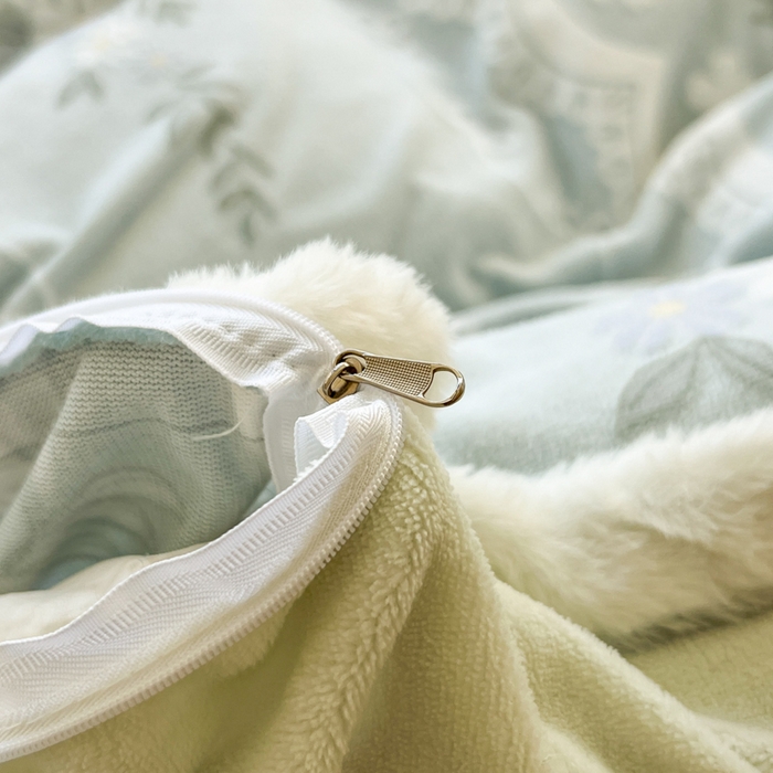 91家纺网 家纺一手货源 找家纺 Mata蔓塔家 2025新款小清新牛奶绒雕花兔毛绒包边四件套 且听风吟-浅绿