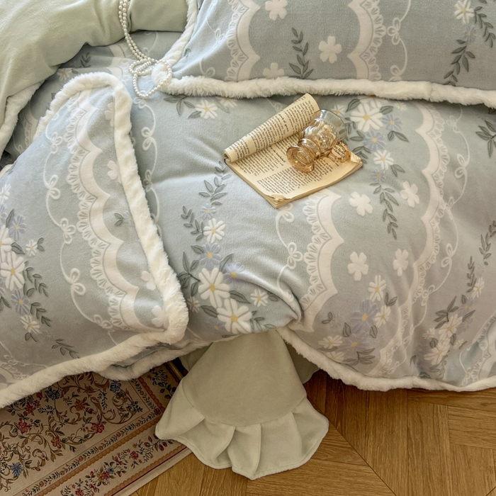 91家纺网 家纺一手货源 找家纺 Mata蔓塔家 2025新款小清新牛奶绒雕花兔毛绒包边四件套 且听风吟-浅绿