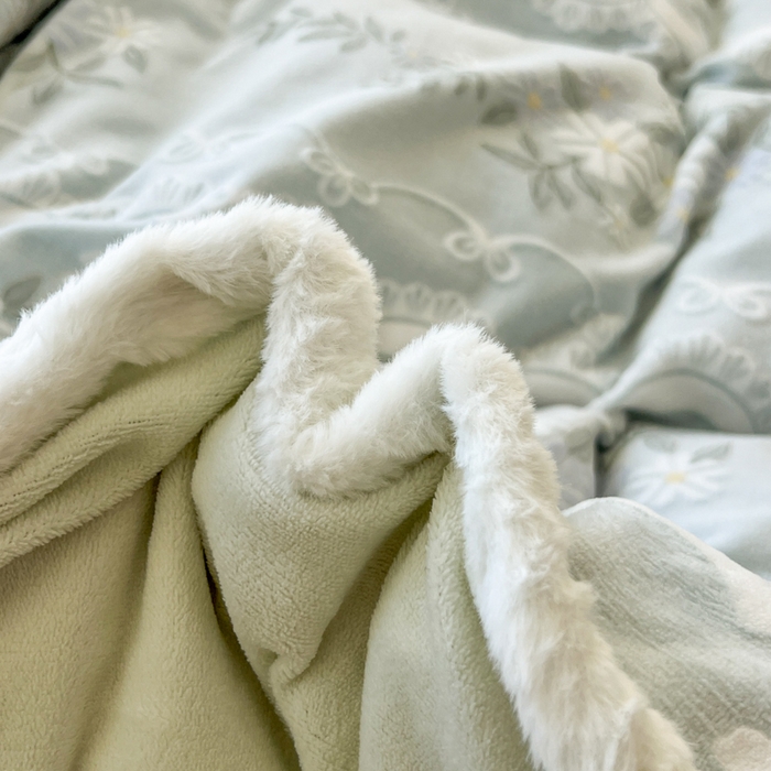 91家纺网 家纺一手货源 找家纺 Mata蔓塔家 2025新款小清新牛奶绒雕花兔毛绒包边四件套 且听风吟-浅绿