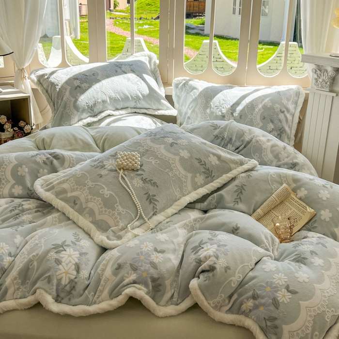 91家纺网 家纺一手货源 找家纺 Mata蔓塔家 2025新款小清新牛奶绒雕花兔毛绒包边四件套 且听风吟-浅绿