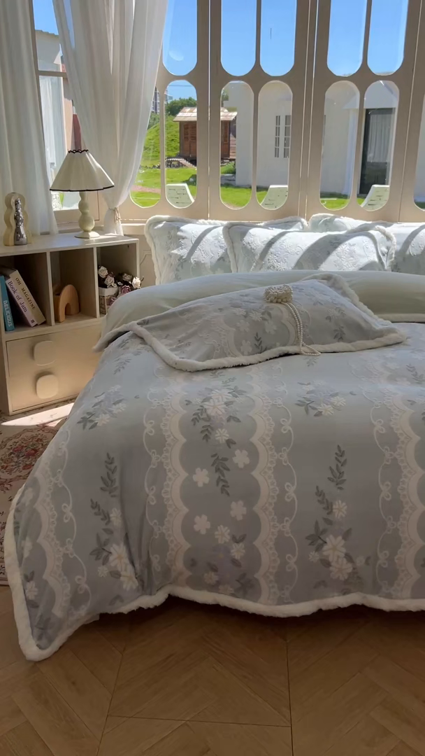 91家纺网 家纺一手货源 找家纺 Mata蔓塔家 2025新款小清新牛奶绒雕花兔毛绒包边四件套 且听风吟-浅绿