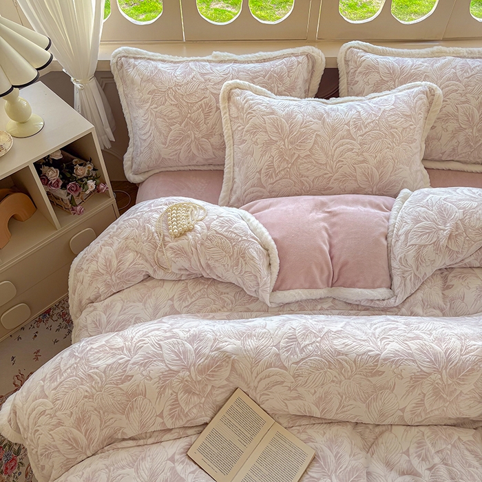 91家纺网 家纺一手货源 找家纺 Mata蔓塔家 2025新款小清新牛奶绒雕花兔毛绒包边四件套 如梦令-豆沙