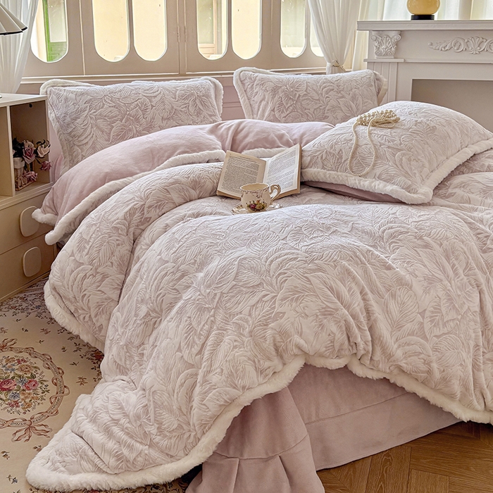 91家纺网 家纺一手货源 找家纺 Mata蔓塔家 2025新款小清新牛奶绒雕花兔毛绒包边四件套 如梦令-豆沙