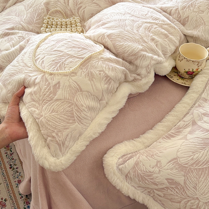 91家纺网 家纺一手货源 找家纺 Mata蔓塔家 2025新款小清新牛奶绒雕花兔毛绒包边四件套 如梦令-豆沙