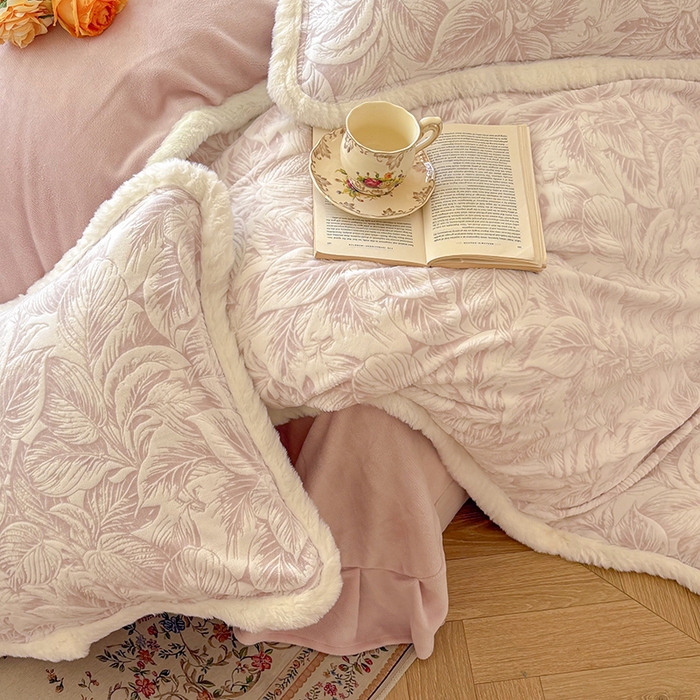 91家纺网 家纺一手货源 找家纺 Mata蔓塔家 2025新款小清新牛奶绒雕花兔毛绒包边四件套 如梦令-豆沙