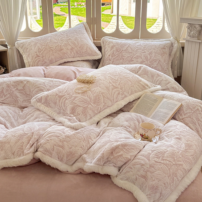 91家纺网 家纺一手货源 找家纺 Mata蔓塔家 2025新款小清新牛奶绒雕花兔毛绒包边四件套 如梦令-豆沙