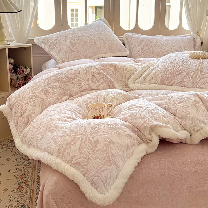 91家纺网 家纺一手货源 找家纺 Mata蔓塔家 2025新款小清新牛奶绒雕花兔毛绒包边四件套 如梦令-豆沙