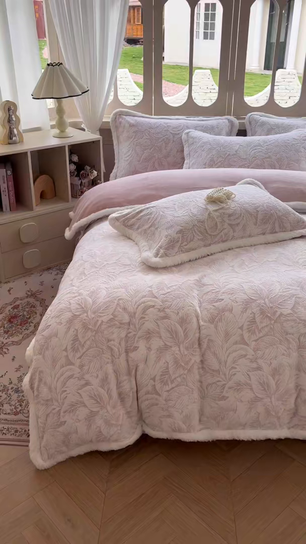 91家纺网 家纺一手货源 找家纺 Mata蔓塔家 2025新款小清新牛奶绒雕花兔毛绒包边四件套 如梦令-豆沙