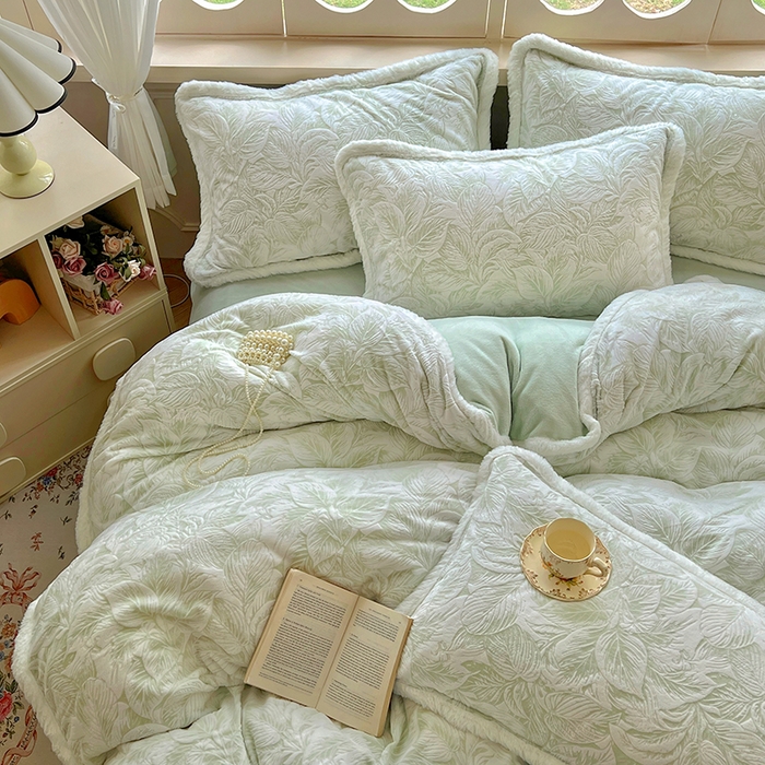 91家纺网 家纺一手货源 找家纺 Mata蔓塔家 2025新款小清新牛奶绒雕花兔毛绒包边四件套 如梦令-绿