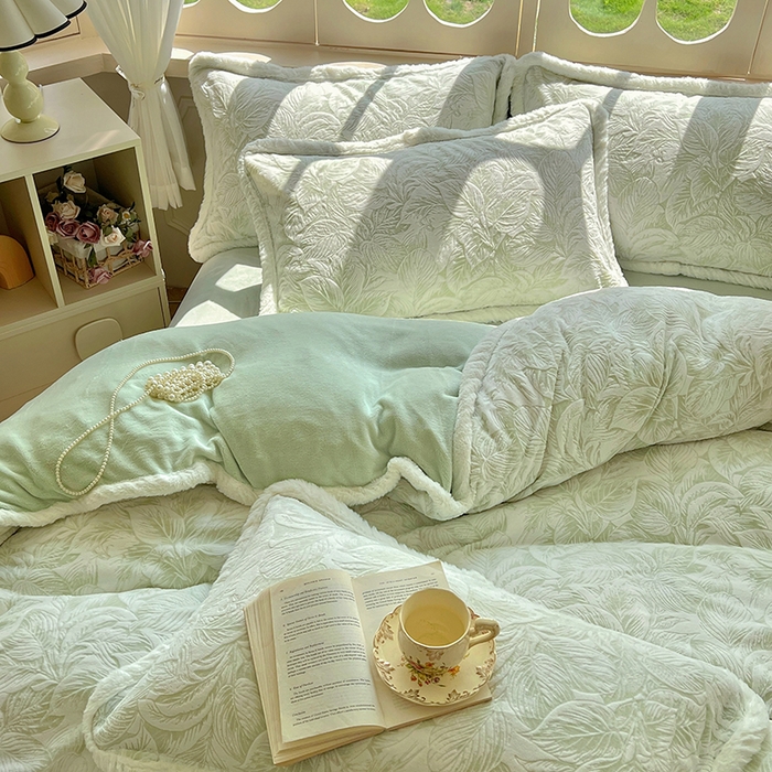 91家纺网 家纺一手货源 找家纺 Mata蔓塔家 2025新款小清新牛奶绒雕花兔毛绒包边四件套 如梦令-绿