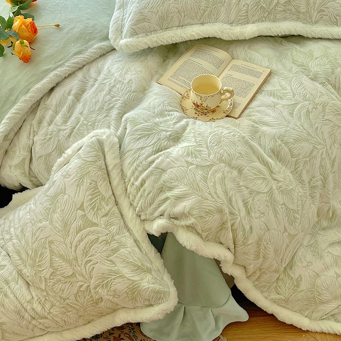 91家纺网 家纺一手货源 找家纺 Mata蔓塔家 2025新款小清新牛奶绒雕花兔毛绒包边四件套 如梦令-绿