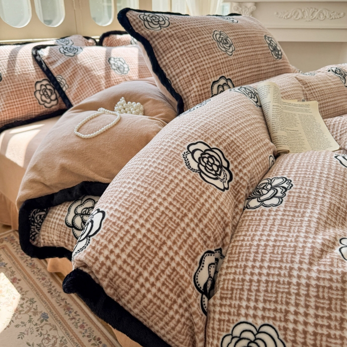 Mata蔓塔家 2025新款小清新牛奶绒雕花兔毛绒包边四件套 山茶花-咖