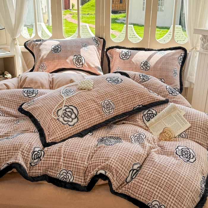 91家纺网 家纺一手货源 找家纺 Mata蔓塔家 2025新款小清新牛奶绒雕花兔毛绒包边四件套 山茶花-咖