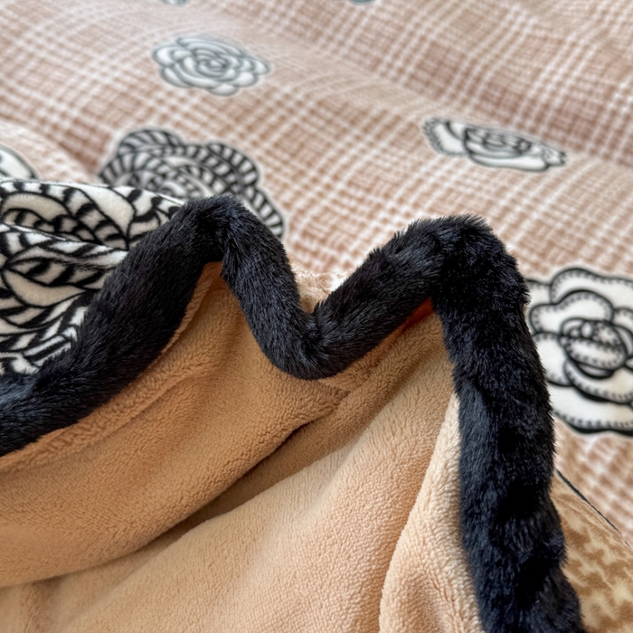 91家纺网 家纺一手货源 找家纺 Mata蔓塔家 2025新款小清新牛奶绒雕花兔毛绒包边四件套 山茶花-咖