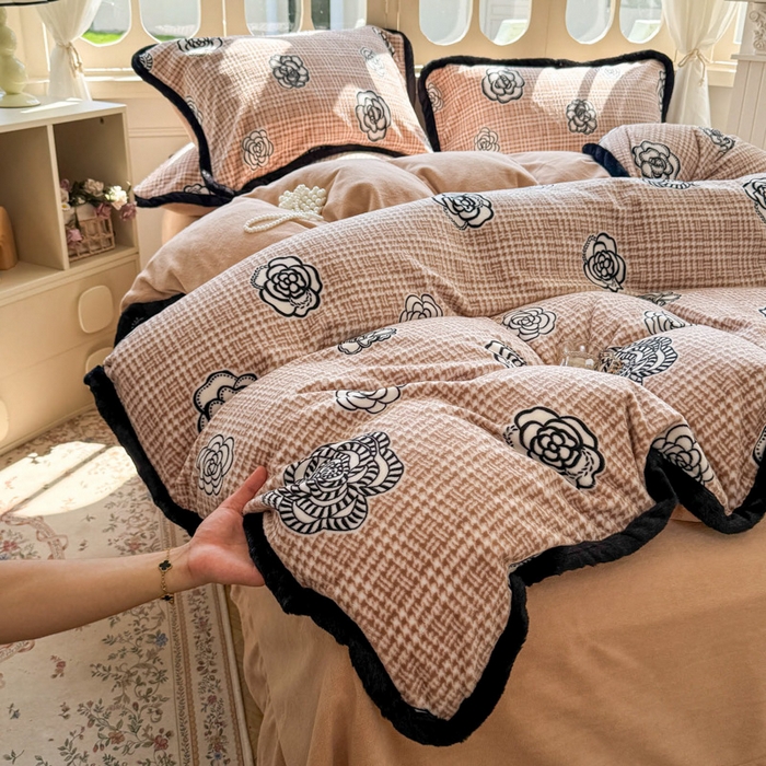 91家纺网 家纺一手货源 找家纺 Mata蔓塔家 2025新款小清新牛奶绒雕花兔毛绒包边四件套 山茶花-咖