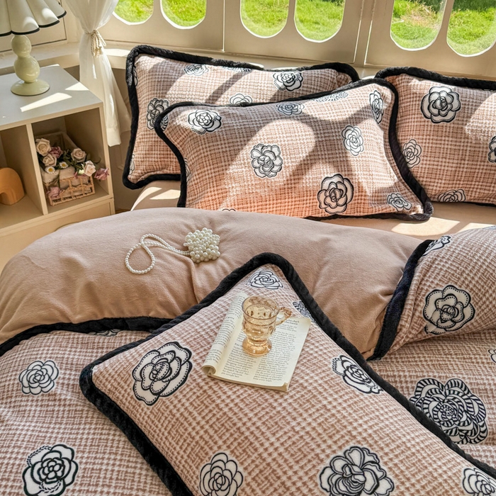 91家纺网 家纺一手货源 找家纺 Mata蔓塔家 2025新款小清新牛奶绒雕花兔毛绒包边四件套 山茶花-咖