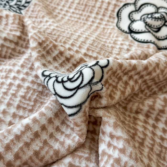 91家纺网 家纺一手货源 找家纺 Mata蔓塔家 2025新款小清新牛奶绒雕花兔毛绒包边四件套 山茶花-咖