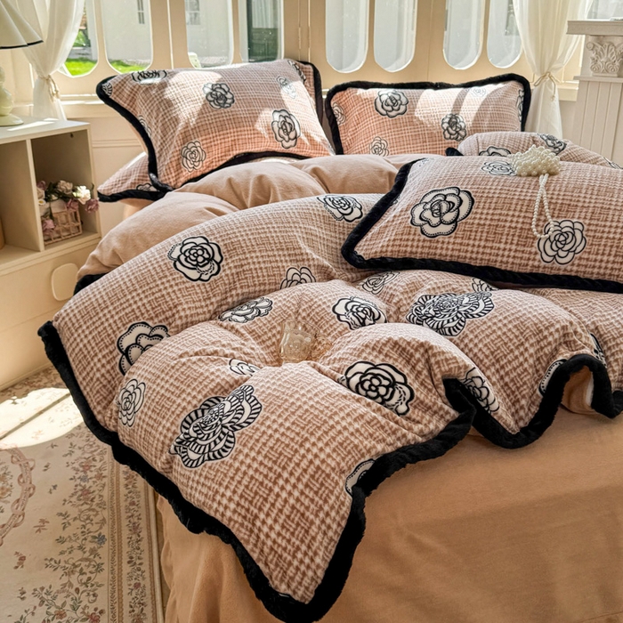 91家纺网 家纺一手货源 找家纺 Mata蔓塔家 2025新款小清新牛奶绒雕花兔毛绒包边四件套 山茶花-咖